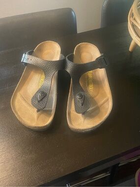 Birkenstock Kids Black Gizeh Thong Sandals size 39 or 8 in woman’s